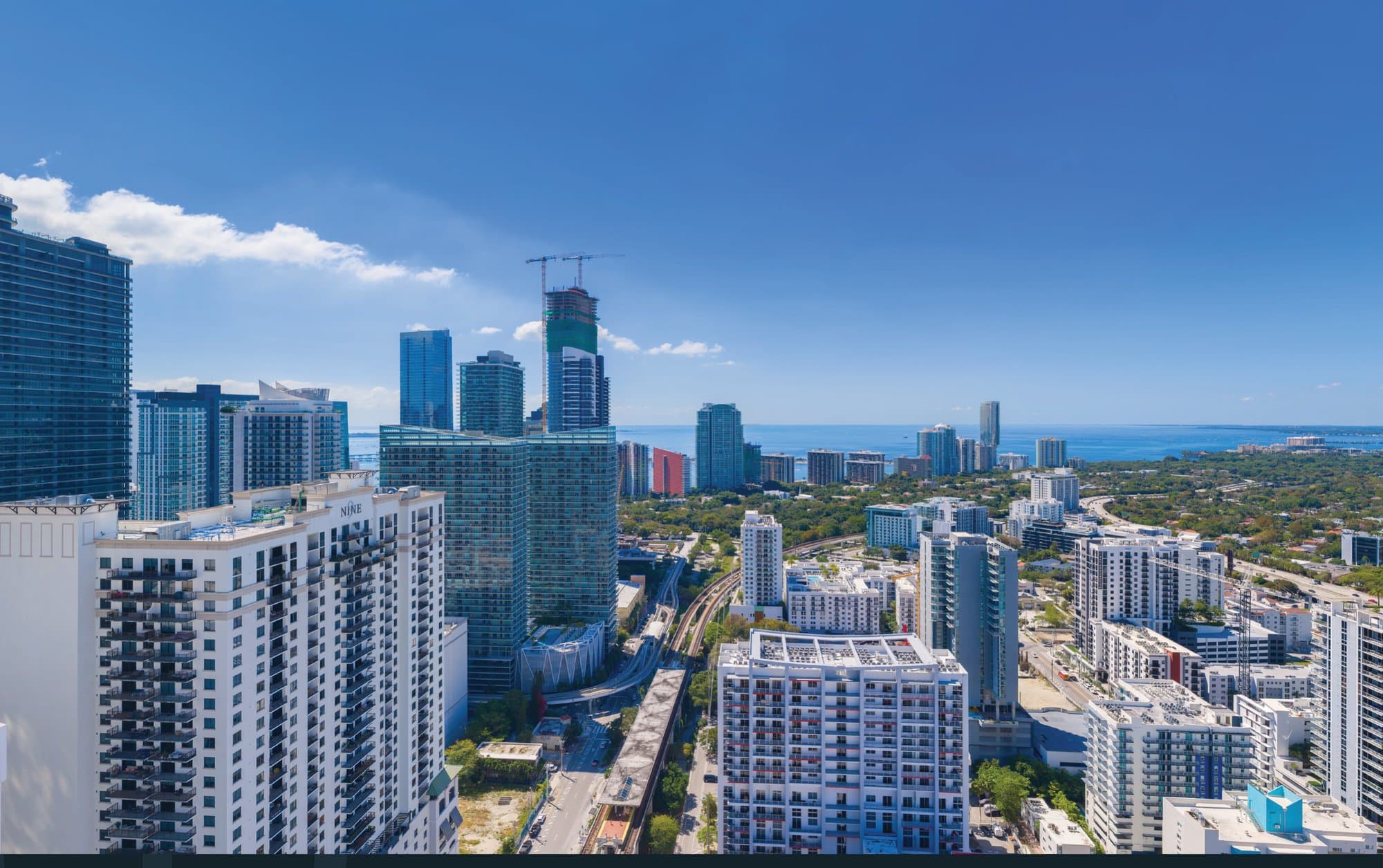 Vista real hacia el sur desde One Twenty Brickell Signature, con Brickell y Biscayne Bay